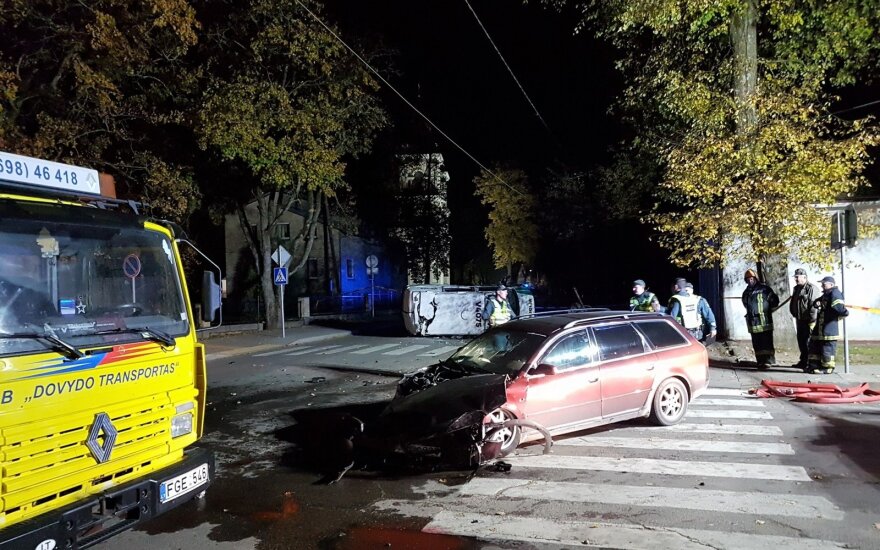 Širvintose „Audi“ taranavo policijos automobilį ir jį apvertė, sužaloti pareigūnai