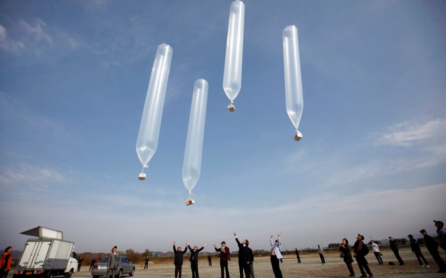 Perbėgėliai iš Šiaurės Korėjos paleido balionų su Pchenjaną kritikuojančiomis skrajutėmis
