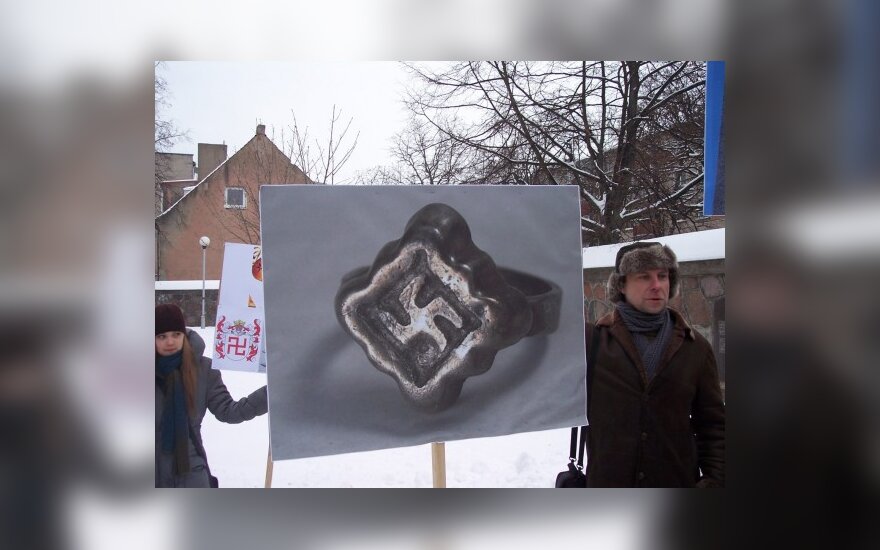 Teismas: plakatai su Saulės ženklu – istorijos paveldas