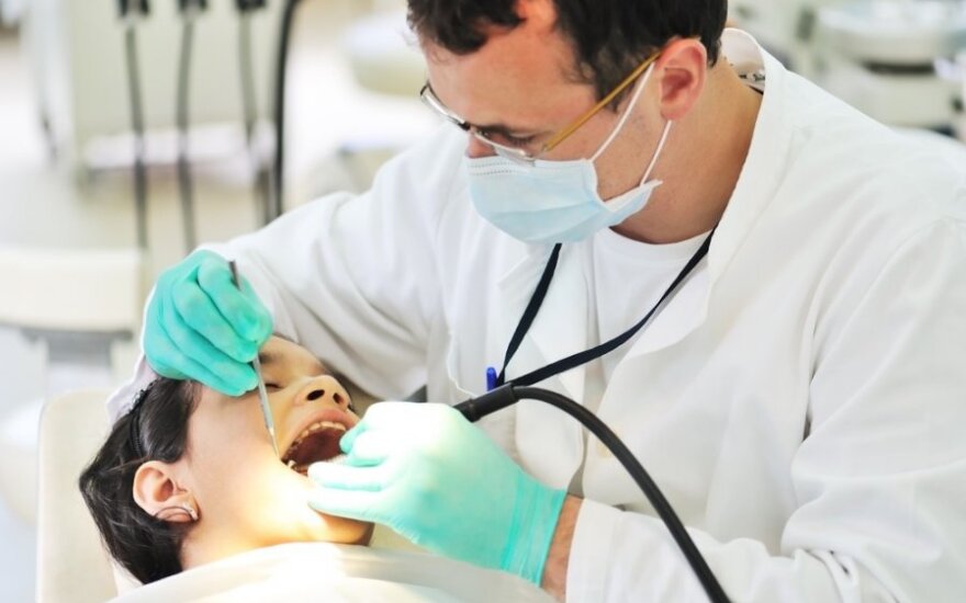 Odontologas taiso vaikui dantis