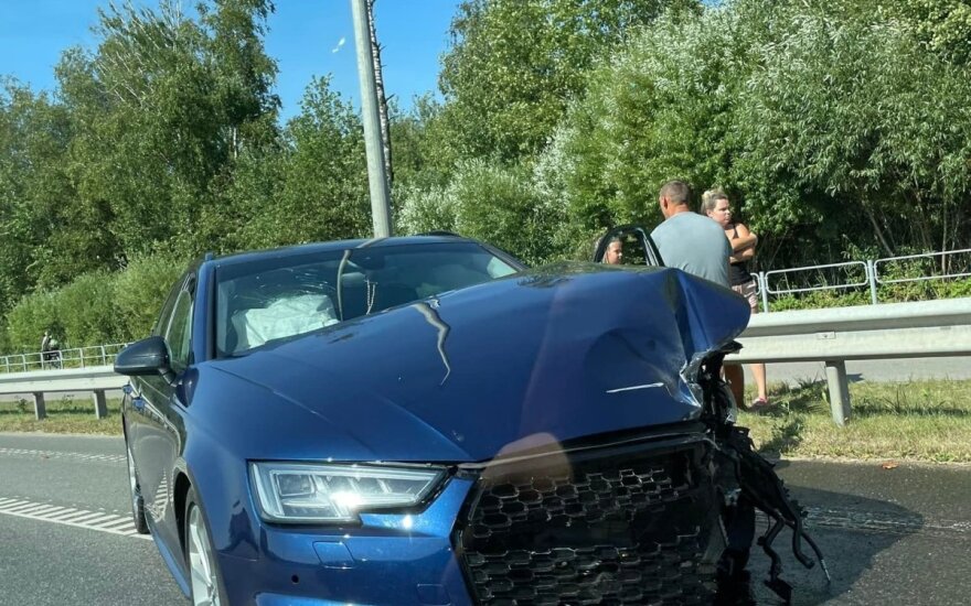 Kelyje Karmėlava-Kaunas per avariją sumaitotas „Audi“, vyras ir mergytė nuvežti į ligoninę