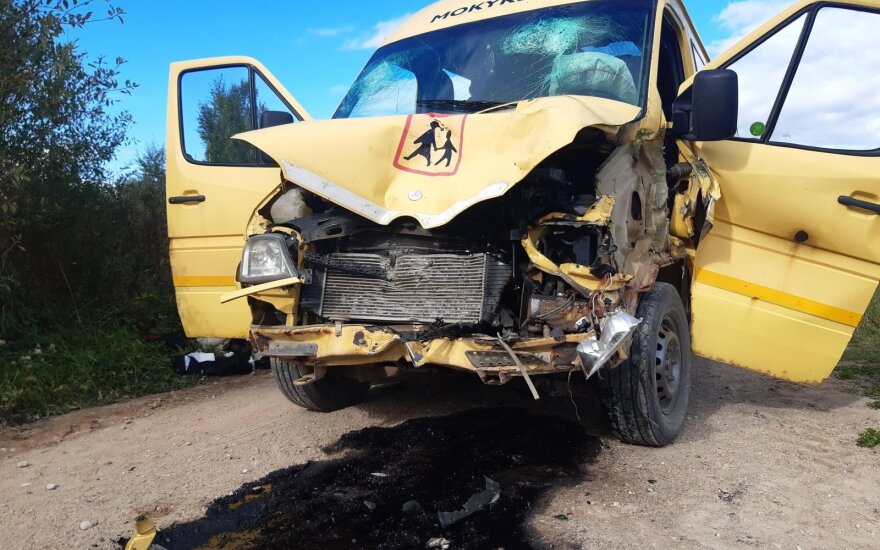 Skaudi nelaimė Pakruojo rajone: mokyklinis autobusas rėžėsi į traktorių, nukentėjo septyni žmonės