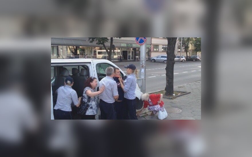 Nufilmuotame kontrolierių ir pažeidėjų konflikte – riksmai ir fizinė jėga