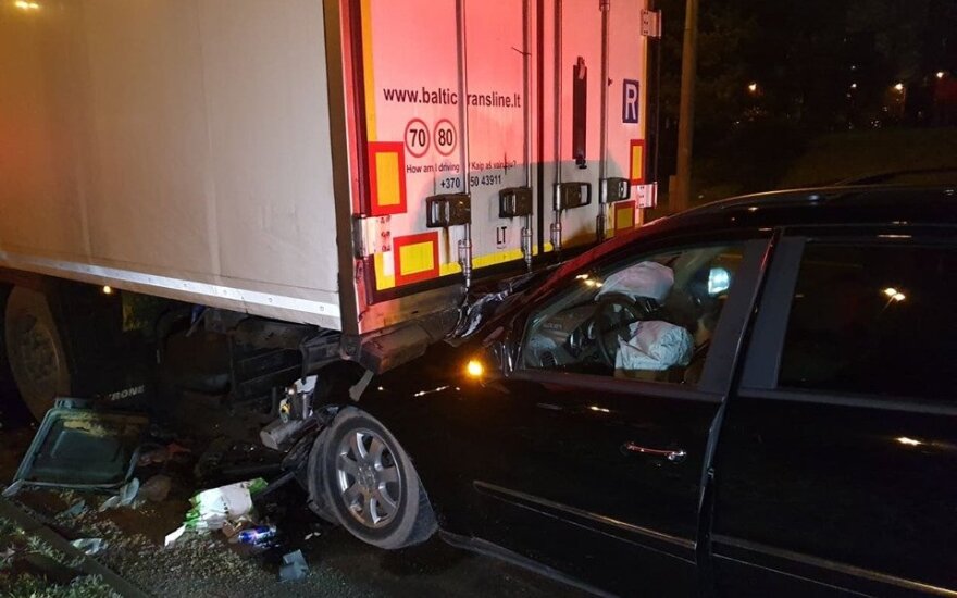 Avarija Vilniuje: girtutėlio vairuotojo „Mercedes“ priekis atsidūrė po vilkiko puspriekabe