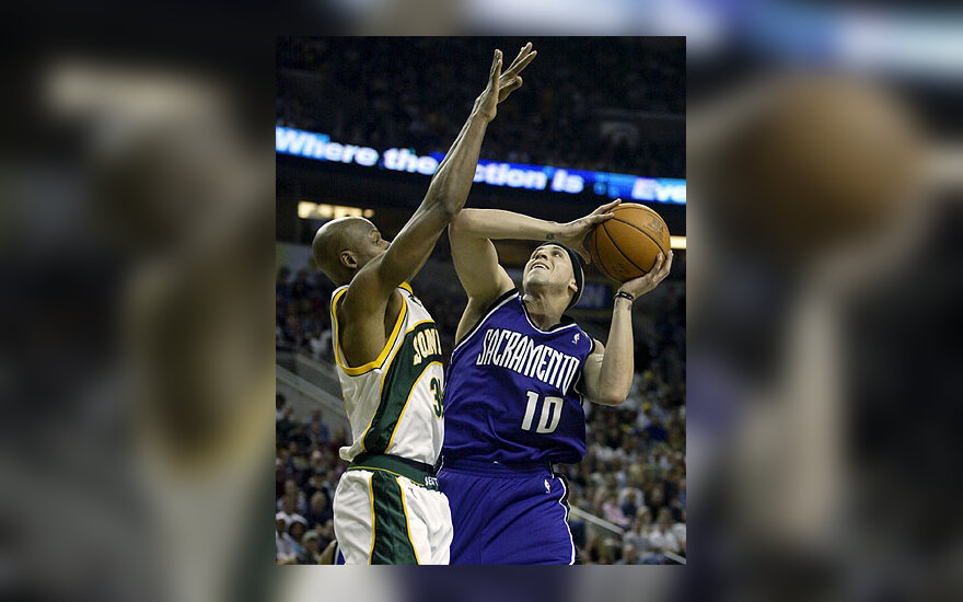 "Sacramento Kings" žaidėjas Mike'as Bibby meta per iškeltas "Seattle SuperSonics" krepšininko Ray'aus Alleno rankas