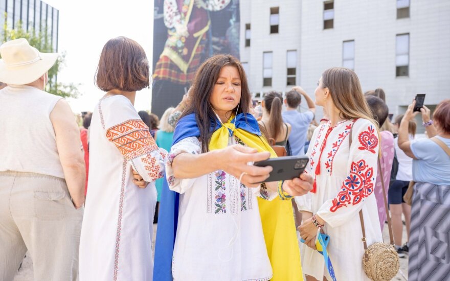 Minint Ukrainos nepriklausomybės dieną – ypatingas šokis ant „Maskvos namų“ Vilniuje: tarp žiūrovų – dainininkė Ruslana