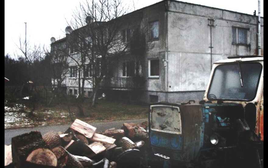 Skaitytojo Juliaus nuotr. Matyti dviaukštis blokinis namas, kuriam jau seniai reikia renovacijos. Jo sienos suskilinėjusios, net namo numeris su gatvės pavadinimu kabo padrikai.