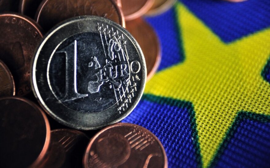 Euro zonoje spaudimo atlyginimų augimui nėra
