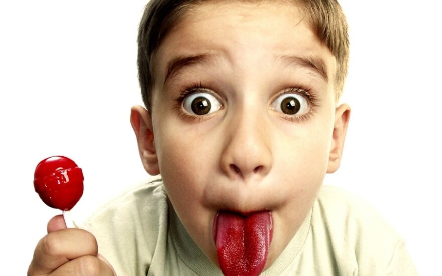 Vaikas su čiulpinuku rodo liežuvį
