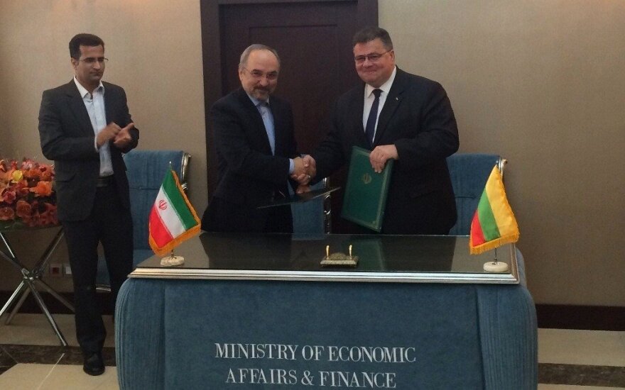 Lithuanian Foreign Minister Linas Linkevičius (right) and Iran's Deputy Minister for Finance Mohammad Khazaei signed an intergovernmental agreement on economic cooperation