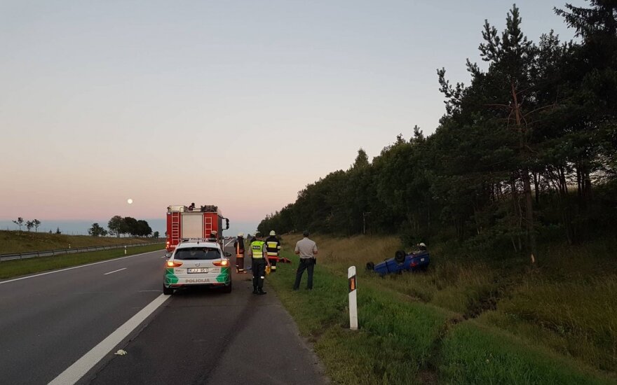 Didelė avarija A2 kelyje: pranešama apie sužalotus ir prispaustus žmones