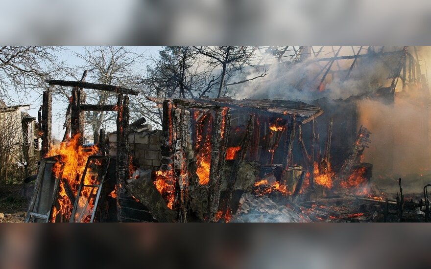 Netikėtai kilęs gaisras daugiavaikę šeimą paliko be namų ir viso juose buvusio turto