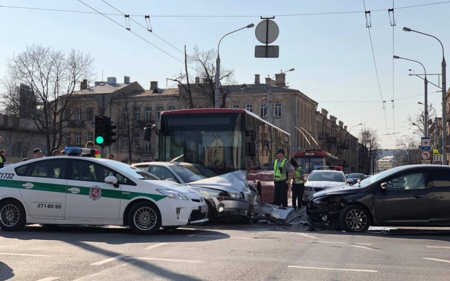 Avarija Vilniuje: susidūrė autobusas ir automobilis „Ford“