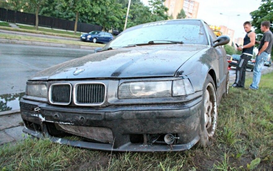 Duobė gatvėje tapo spąstais jaunam "BMW" vairuotojui