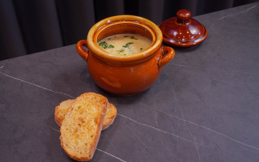 Kreminė salierų sriuba su sūrio skrebučiais – norėsite kartoti