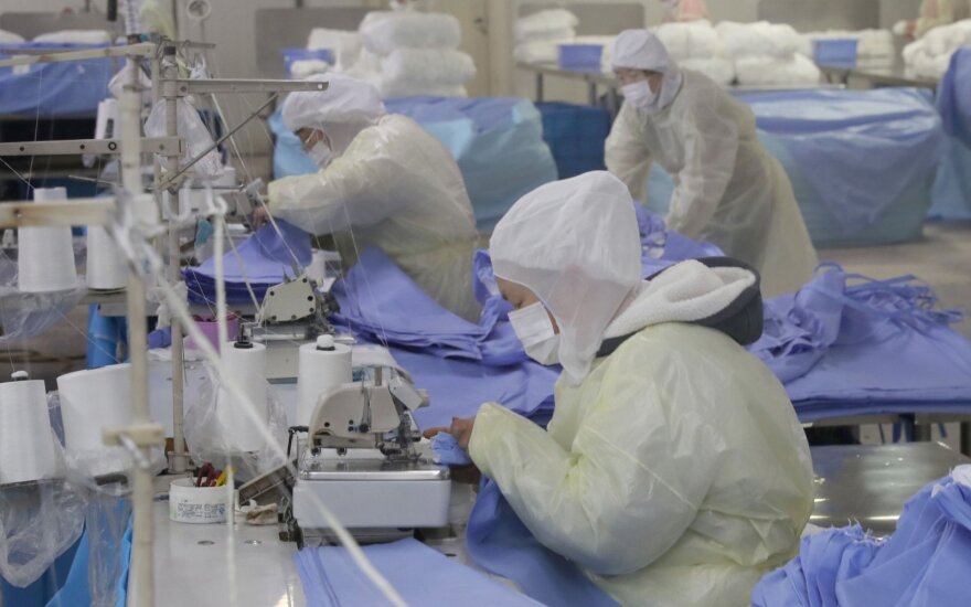 Dėl koronaviruso Kinija atšauks muitus medicininei įrangai iš JAV