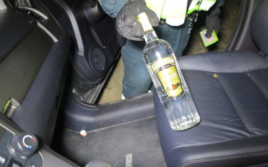 Stulpą nuvertęs girtas vairuotojas tą pačią dieną vėl įkliuvo policijai - pėsčias, bet dar girtesnis