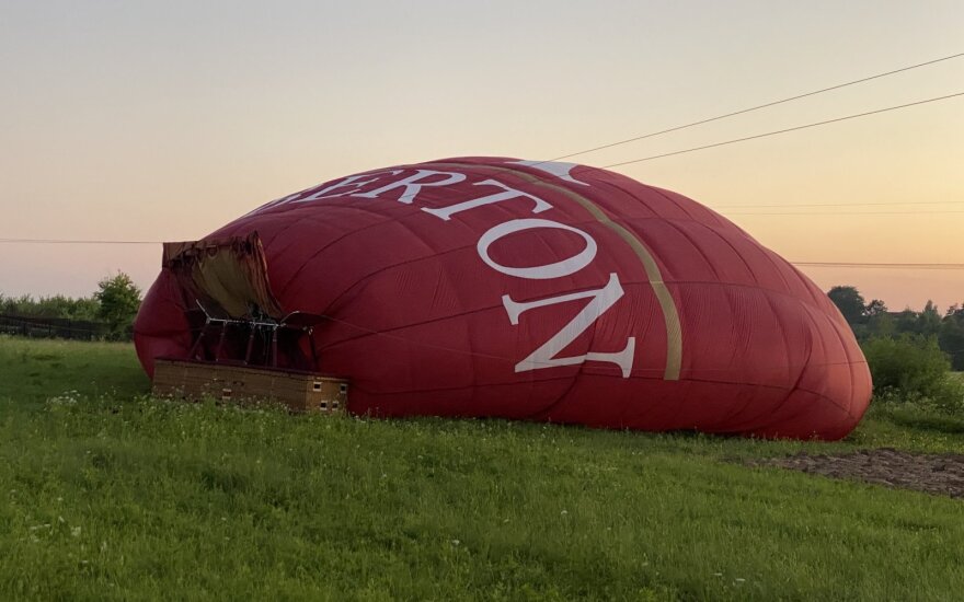 Incidentas Vilniaus rajone: 22 žmones skraidinęs oro balionas pakibo ant elektros laidų
