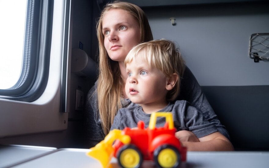 Aplankyti artimųjų susiruošusi jauna šeima suglumo: „Lietuvos geležinkeliuose“ neberado vietos ne tik vaikams, bet ir neįgaliesiems