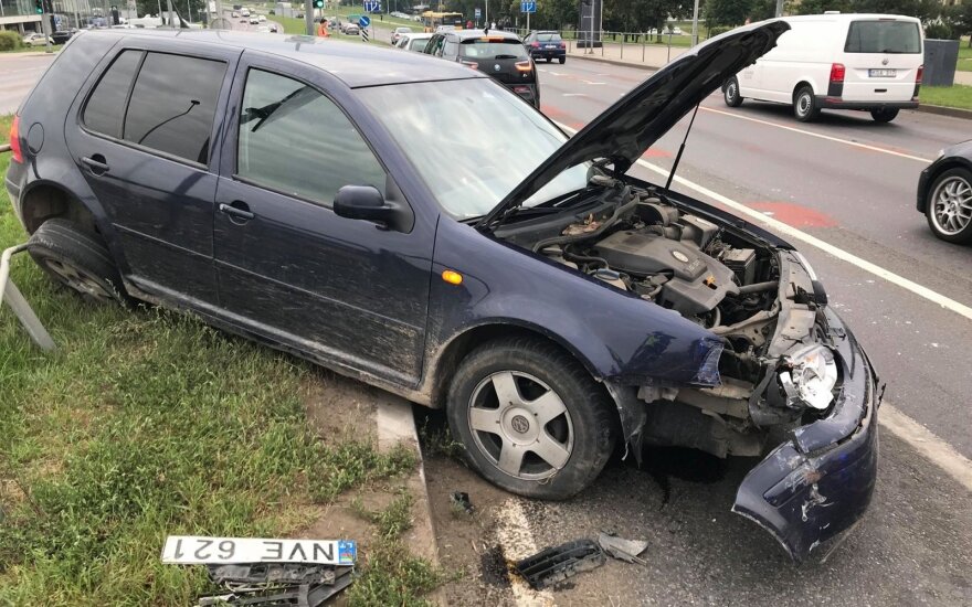 Vilniuje dėl kito automobilio kaltės „VW Golf“ galimai keliaus į metalo laužą