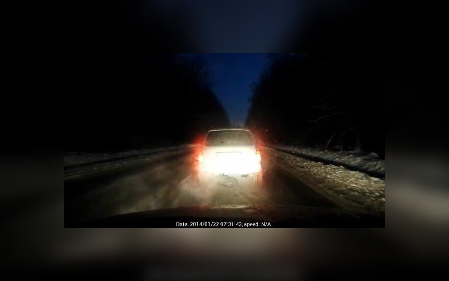 Nufilmavo kaip domino kaladėles susidūrusius automobilius
