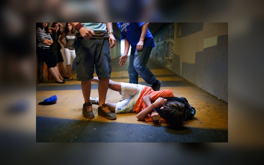 Aistros Vilniaus mokykloje: įstatymas gina mušeikos, bet ne žiauriai sumušto vaiko teises?