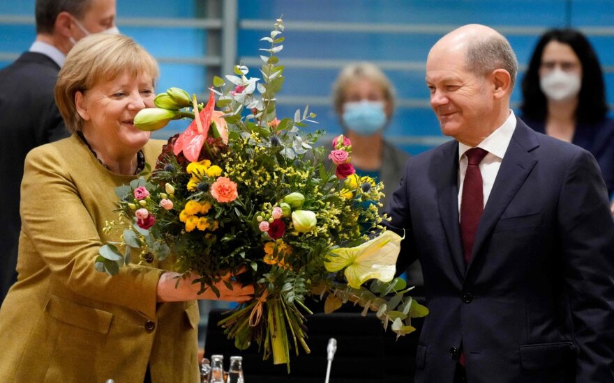 Naujuoju Vokietijos kancleriu tapsiantis Olafas Scholzas įteikė gėlių dabartinei kanclerei Angelai Merkel.