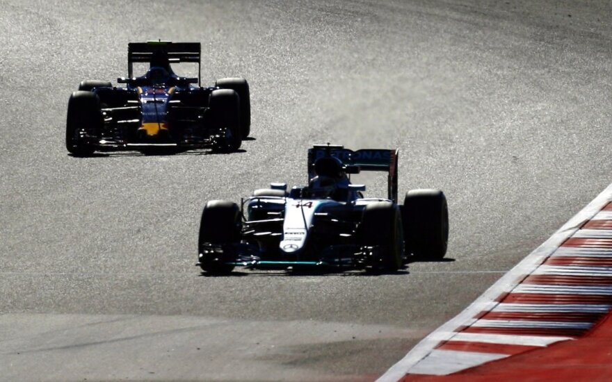 Treniruotės JAV: L. Hamiltonas – greičiausias, S. Vettelis vairavo viena ranka