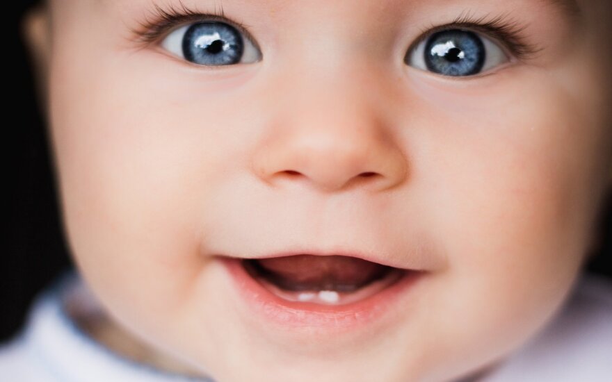 Vieni įsitikinę, kad pieninių dantų valyti nereikia, kiti skuba prižiūrėti dar bedantes kūdikių burnas – odontologė atsako, kurie teisūs