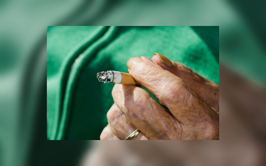 Turguje 10 pakelių cigarečių pardavusiai pensininkei skirta 20 tūkst. Lt bauda