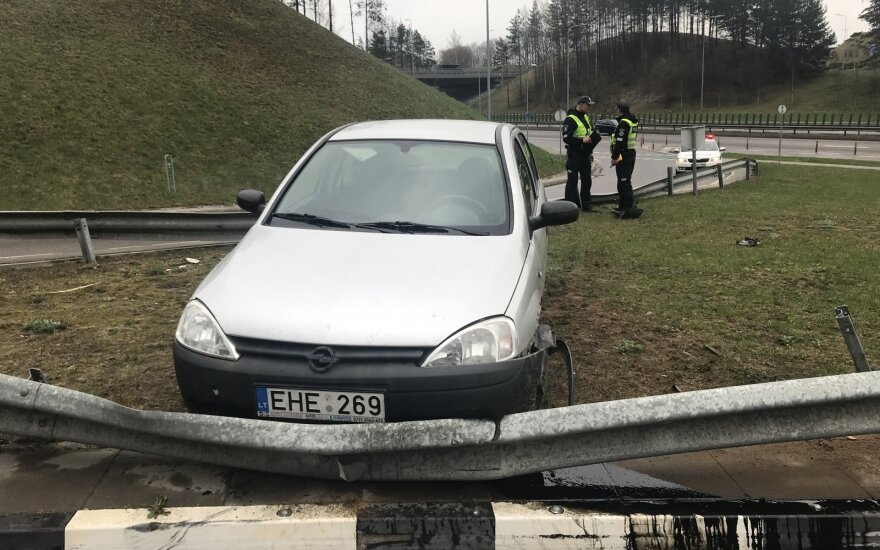 „Opel Corsa“ Vilniuje sutraiškė kelio atitvarus, juos peršoko ir vos neišskrido į priešpriešinę eismo juostą
