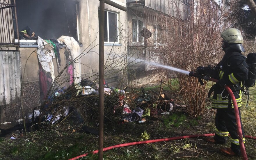 Kauno daugiabutyje siautėjo atviros liepsnos, evakuoti žmonės