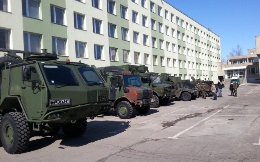Krašto apsaugos sistemos transporto priemones siūloma atleisti nuo kelių mokesčio