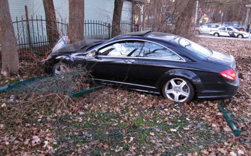 Jūrmaloje sudaužytas Mercedes-Benz CL65 AMG