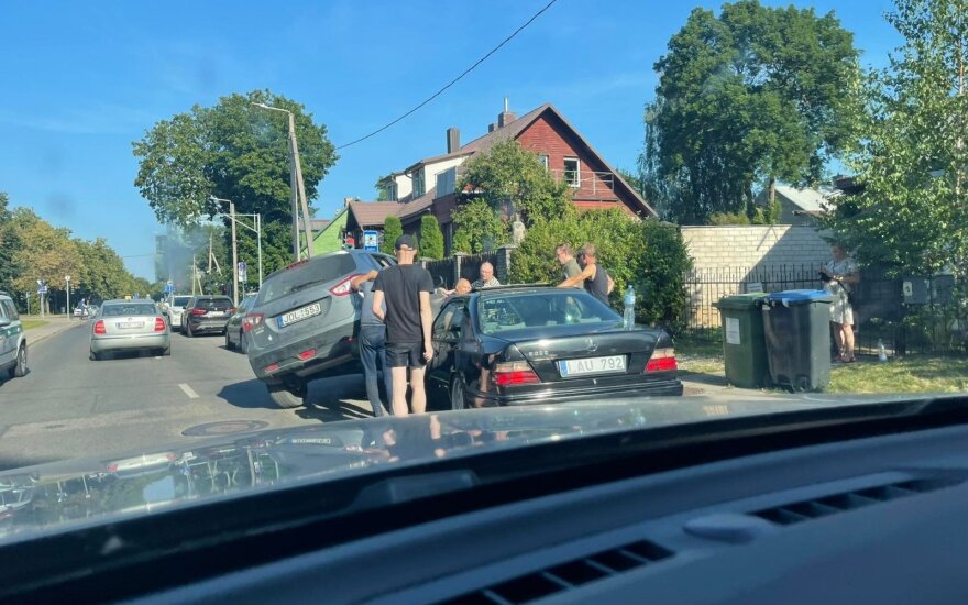 Vilniuje per avariją „Suzuki“ automobilis „užlipo“ ant stovėjusio „Mercedes-Benz“