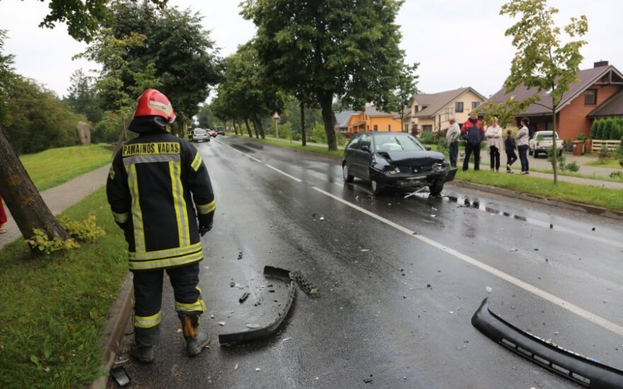 Šilutėje nelaimingą meilę išgyvenantis jaunuolis specialiai rėžėsi į automobilį