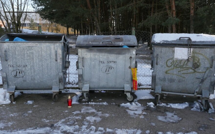 Į šiukšlių dėžę naujagimį išmetusi moteris paleista į laisvę