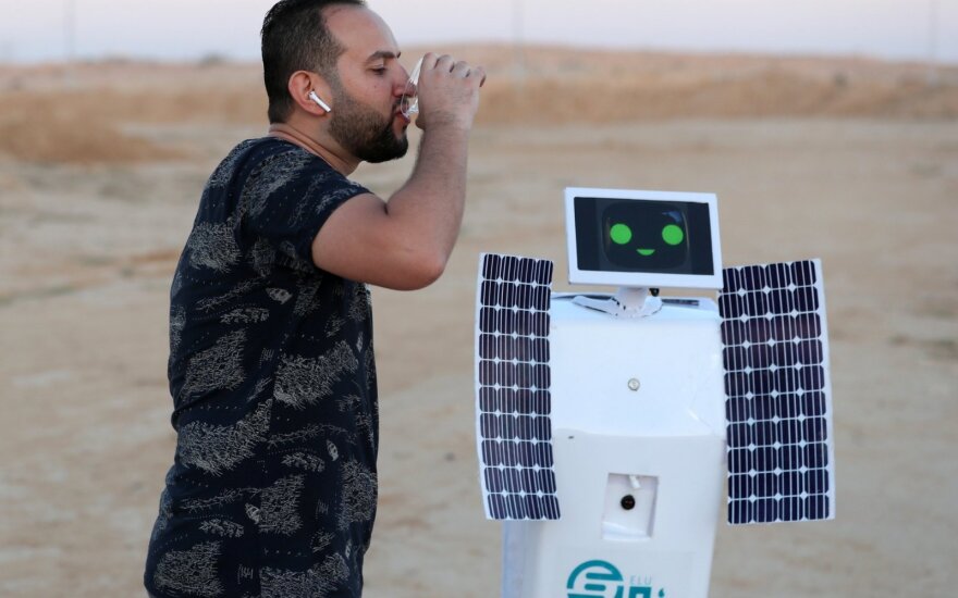 Mahmoudas Elkoumy sako, kad šis robotas savo nustatymų dėka galėtų sugerti drėgmę Marse ir paversti ją geriamu vandeniu.