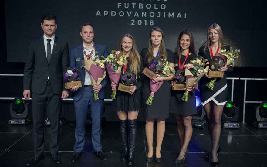 „Gintros“ merginoms pažadą davęs LFF prezidentas: jūs – mūsų šalies futbolo gėlės