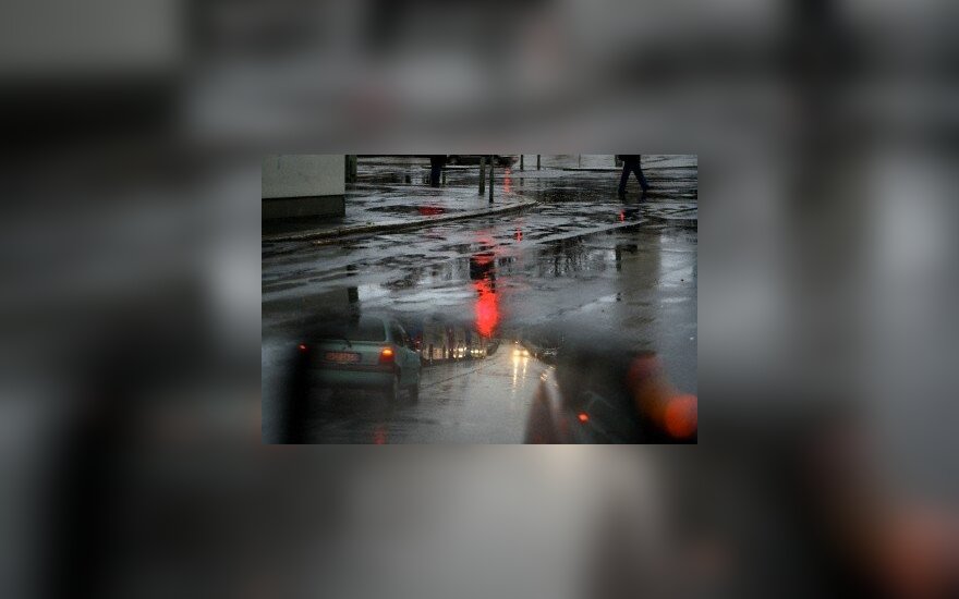 Šiaurės ir Vakarų Lietuvoje šlapia kelio danga sunkina vairavimo sąlygas