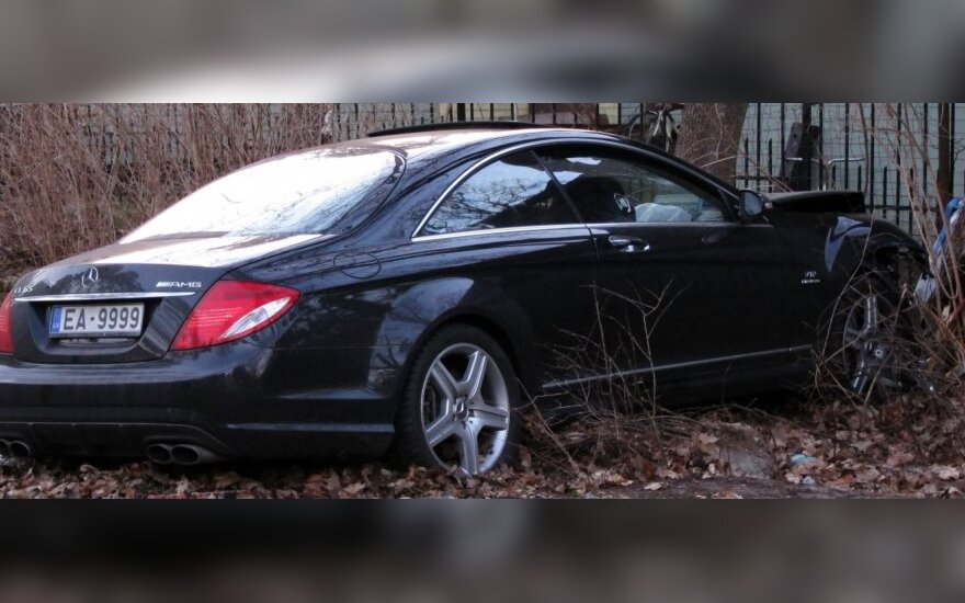 Jūrmaloje sudaužytas prabangus „Mercedes-Benz“