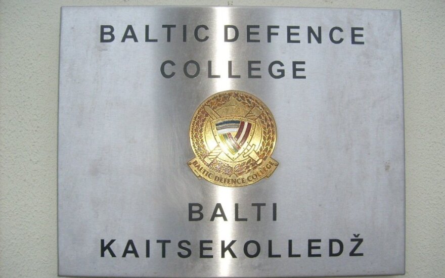 Baltic Defence College opens Baltic Way lecture room at graduation