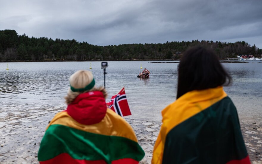 Originaliai pasveikino Lietuvą: Norvegijos lietuviai nepabijojo net šalčio
