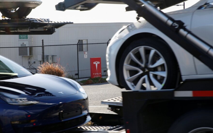 „Tesla“ dėl sužaloti galinčios klaidos atšaukia beveik 1,1 milijono automobilių