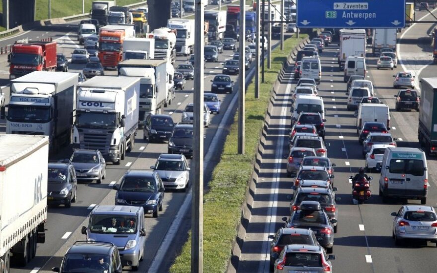 ES automobilių perka vis mažiau
