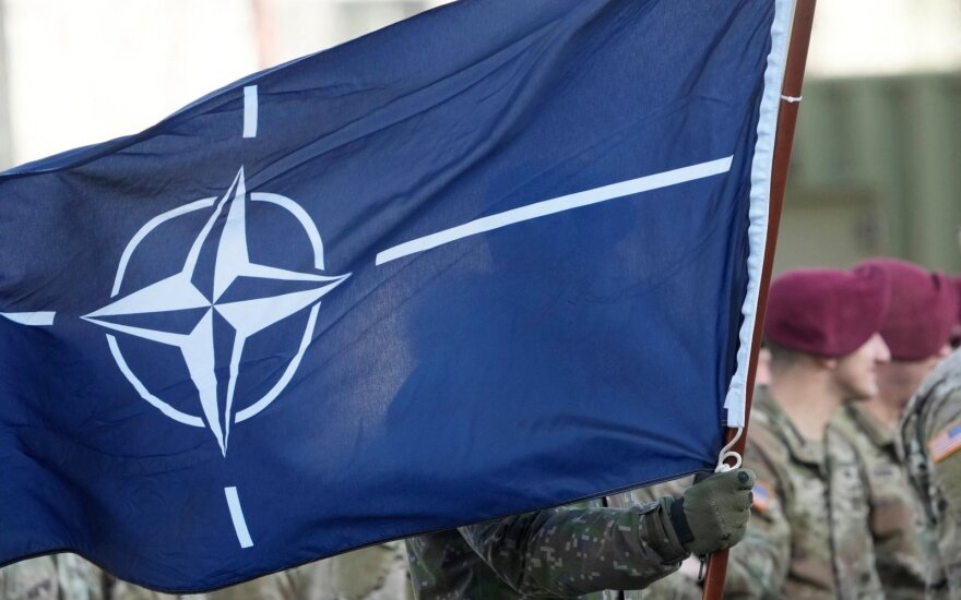 NATO vėliava