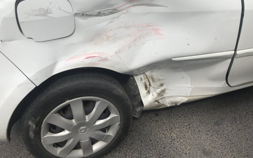 Nežymėtu policijos automobiliu Vilniuje partrenktas motociklininkas