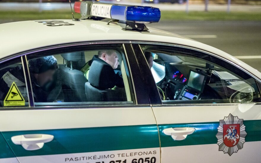 Įsiutęs vyras grasino sumušti posūnį ir girtas taranavo jo draugų automobilį