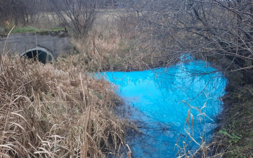 Mėlynas vanduo lietaus kanale. A. Kalniaus nuotr. 