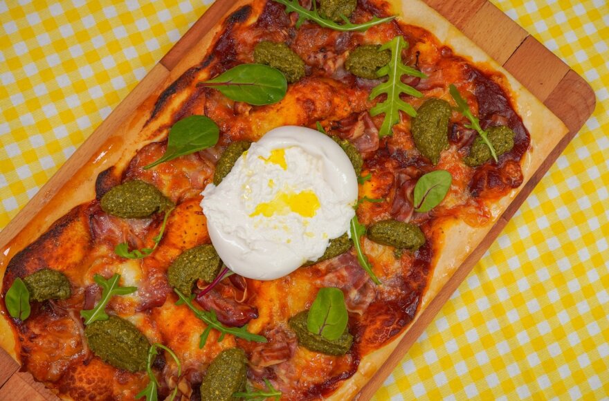 Didelė pica su burata – tikrą malonumą teikiantis patiekalas